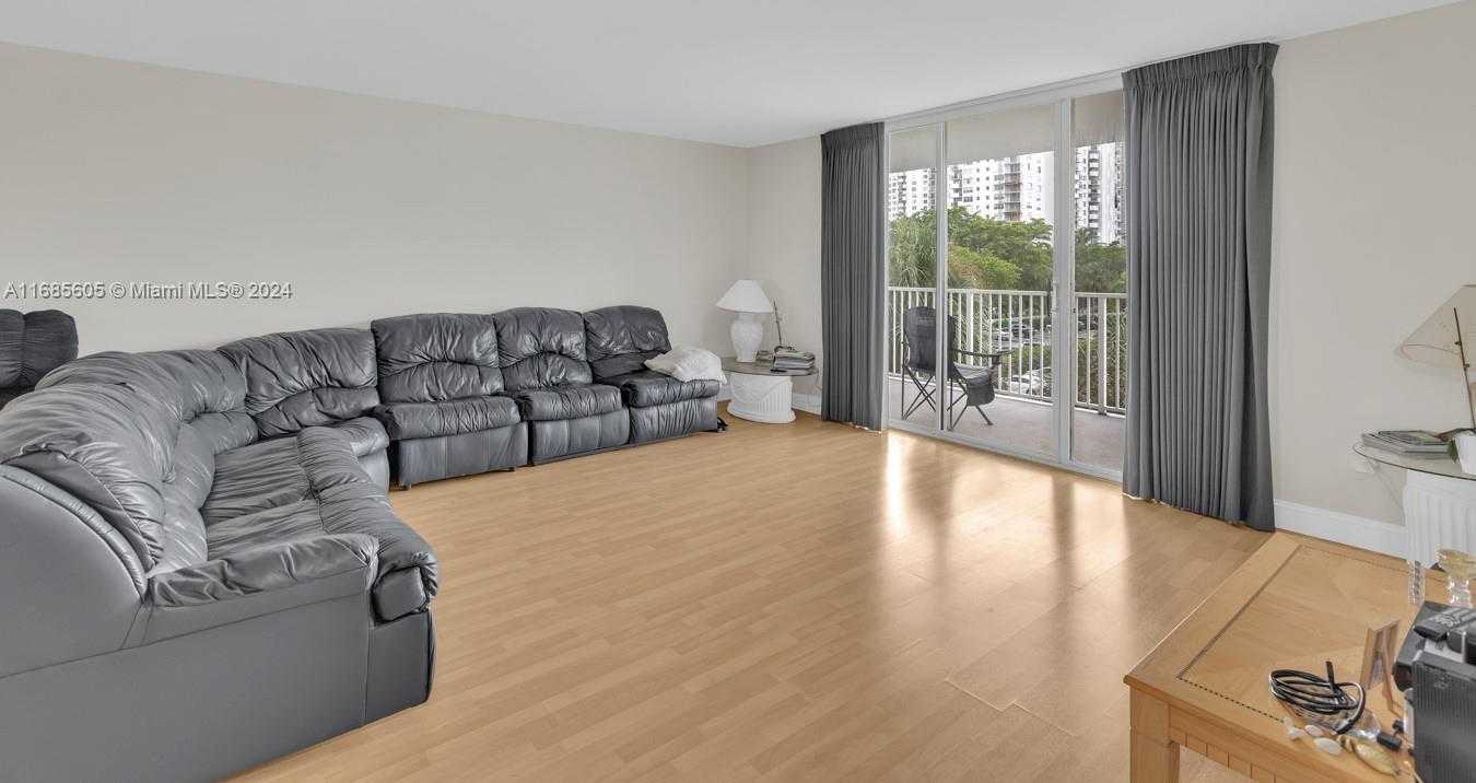 Small Image of 2801 #301W, Aventura Number 3