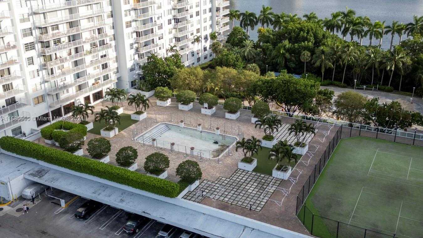 Small Image of 2801 #301W, Aventura Number 34