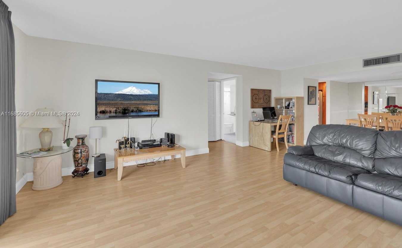 Small Image of 2801 #301W, Aventura Number 4