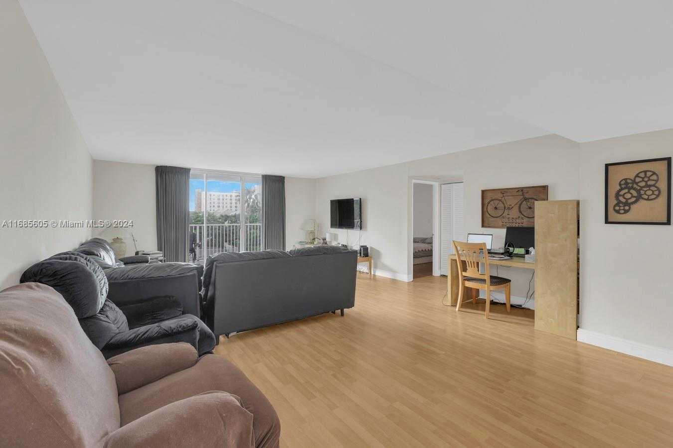 Small Image of 2801 #301W, Aventura Number 5