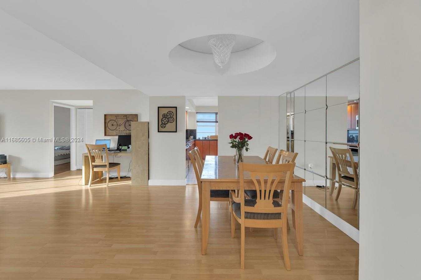 Small Image of 2801 #301W, Aventura Number 6