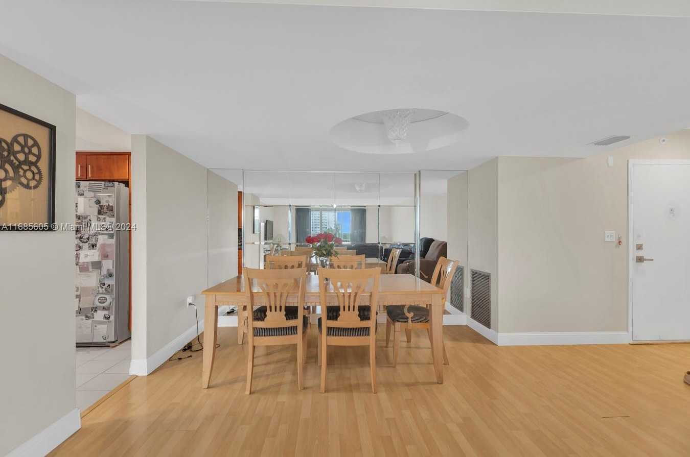 Small Image of 2801 #301W, Aventura Number 7