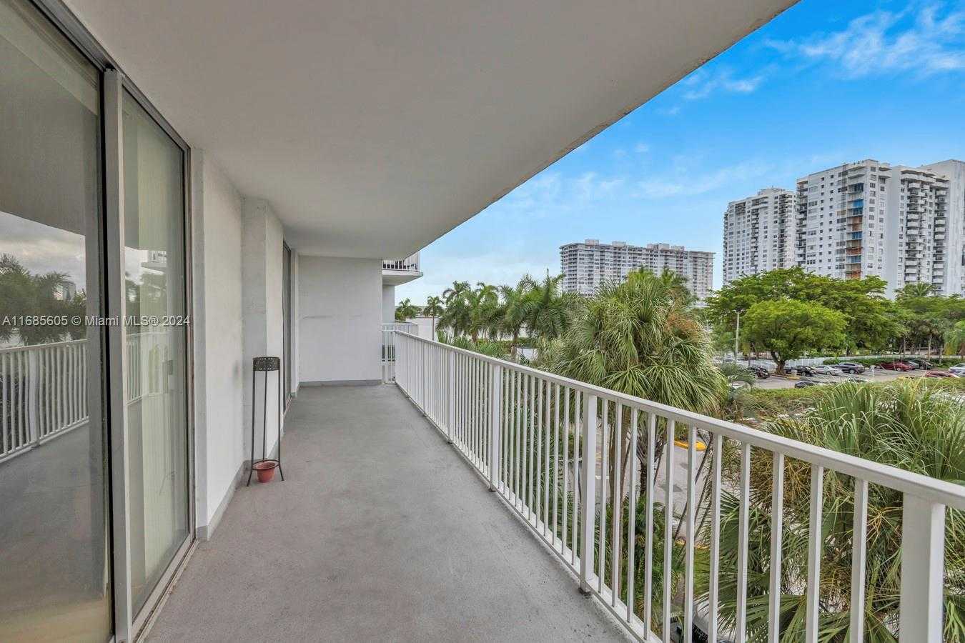 Small Image of 2801 #301W, Aventura Number 8