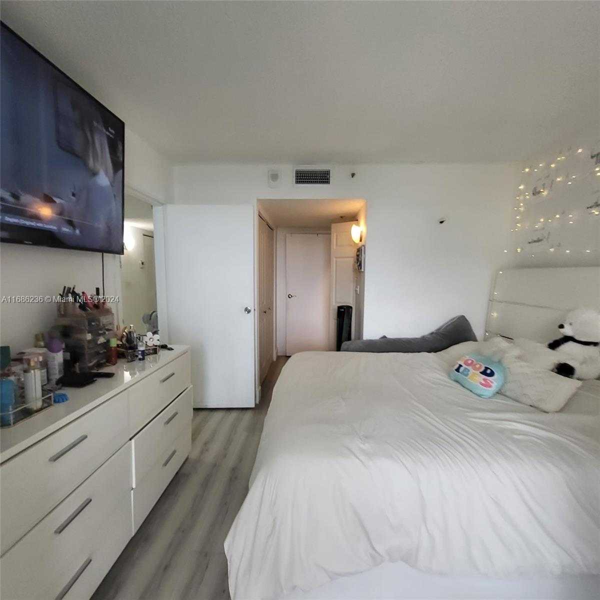 Small Image of 7601 EAST TREASURE DR #611, North Bay Village Number 19