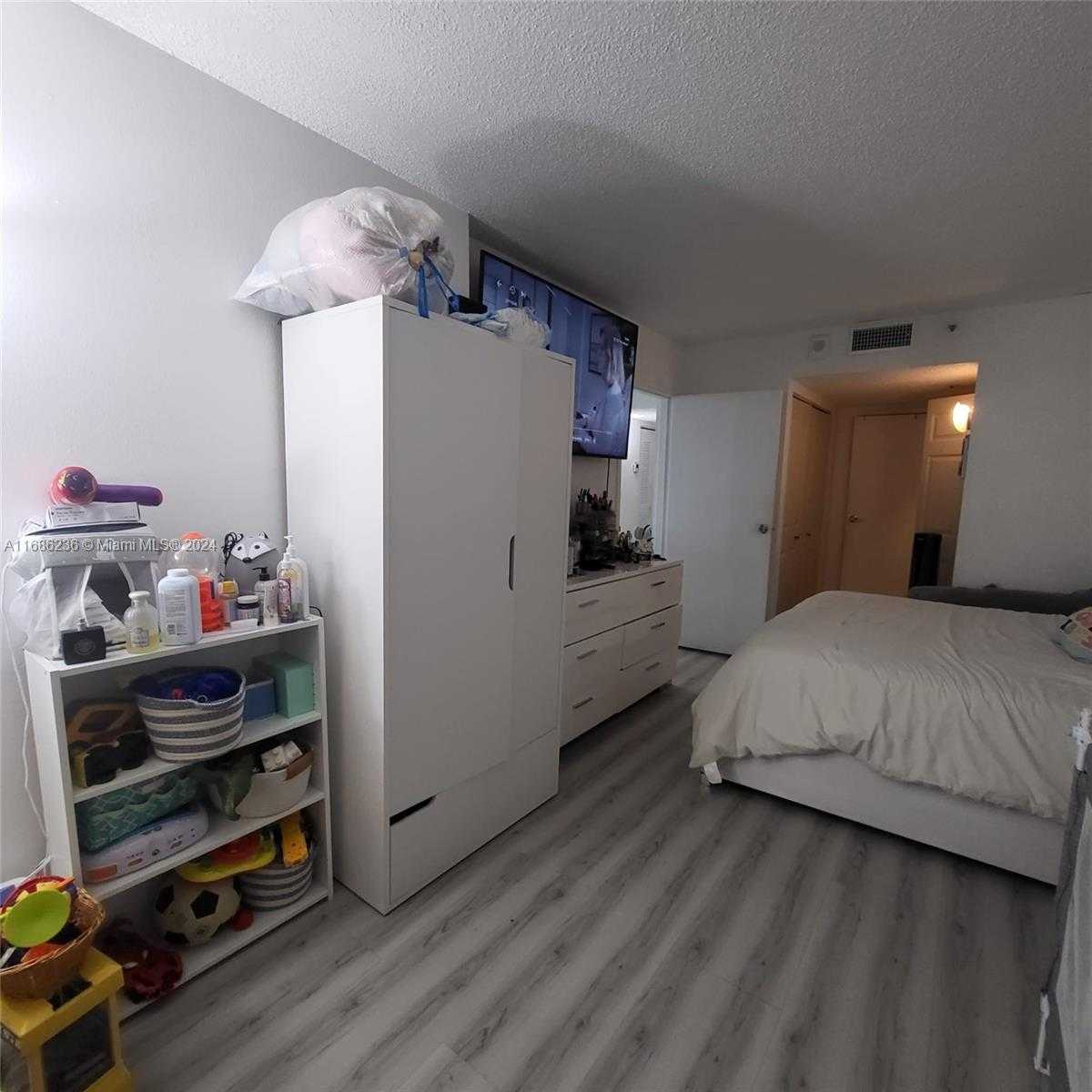 Small Image of 7601 EAST TREASURE DR #611, North Bay Village Number 21