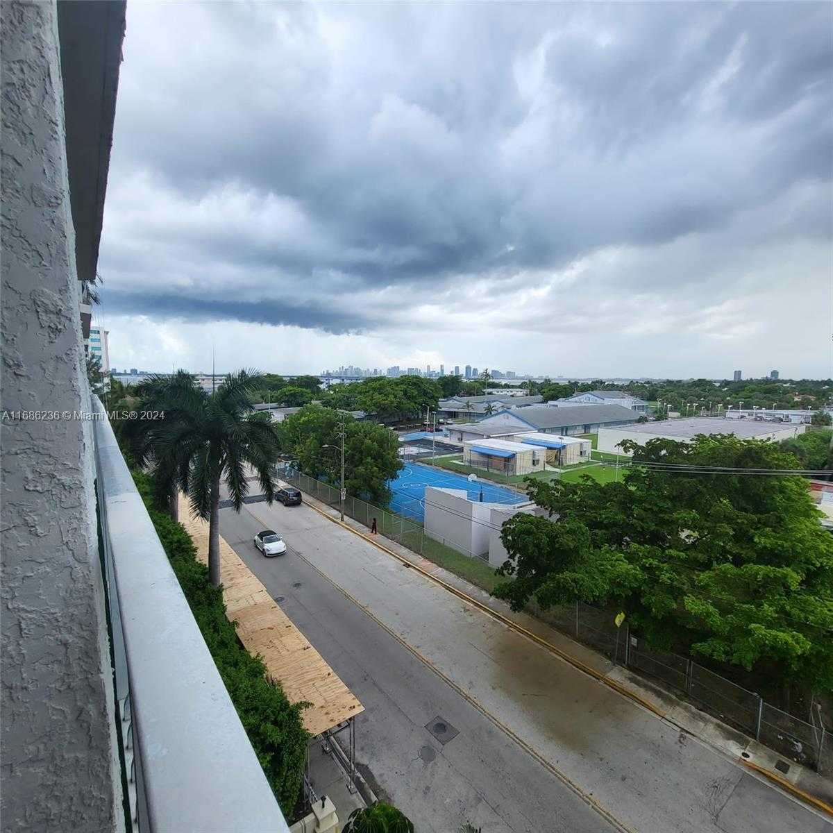 Small Image of 7601 EAST TREASURE DR #611, North Bay Village Number 27