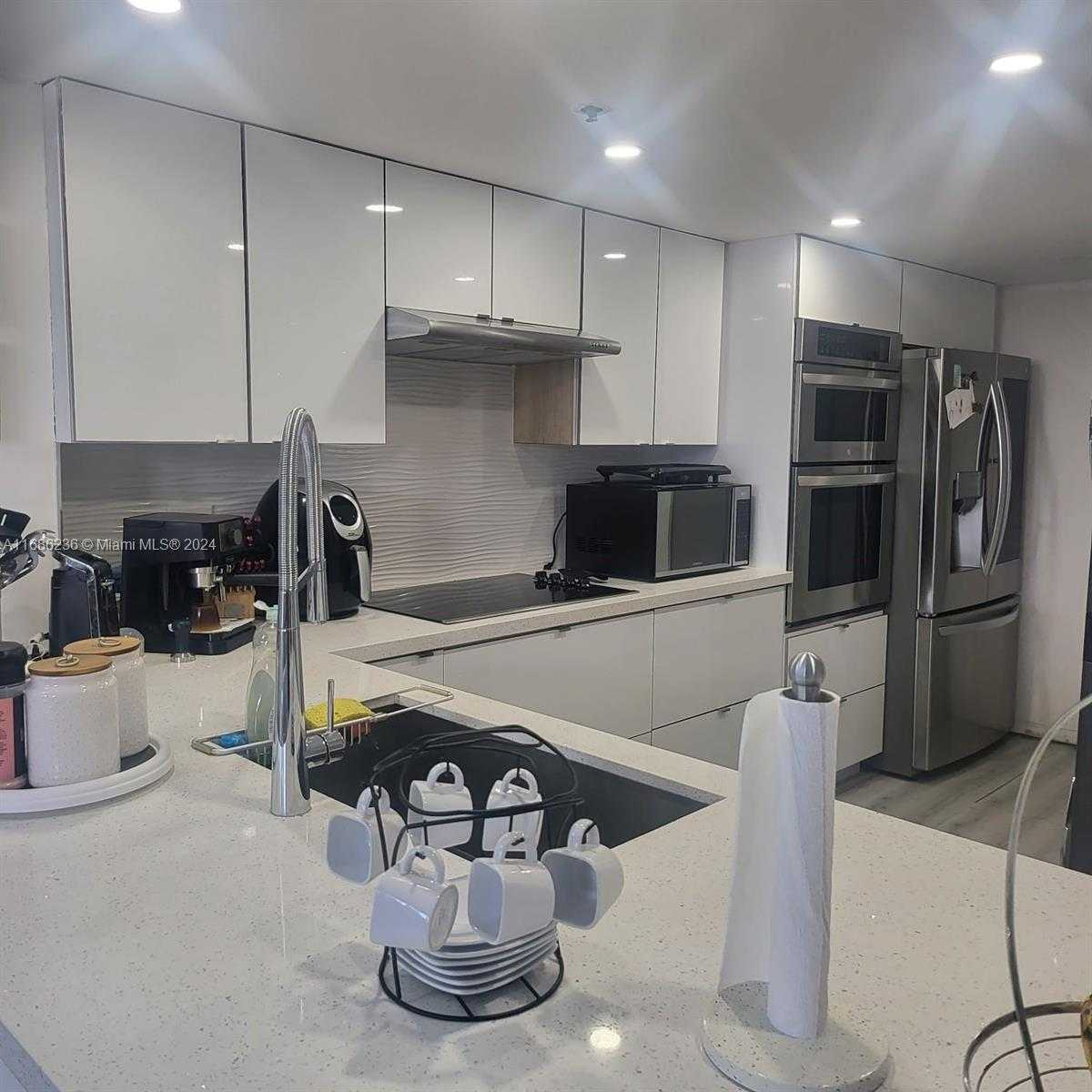 Small Image of 7601 EAST TREASURE DR #611, North Bay Village Number 8