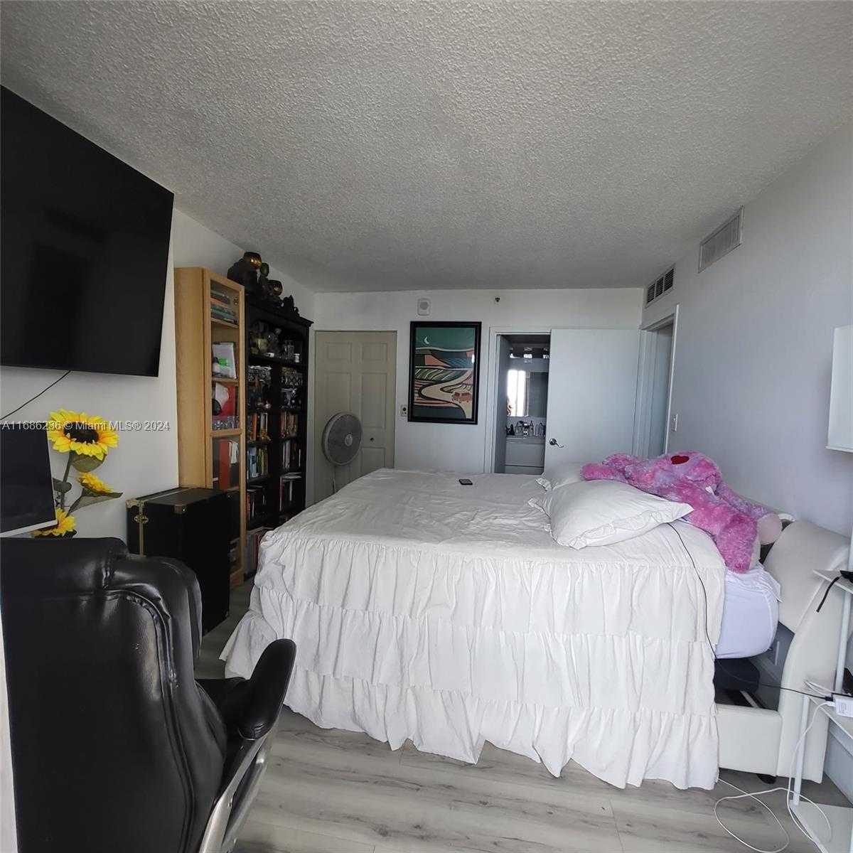 Small Image of 7601 EAST TREASURE DR #611, North Bay Village Number 9