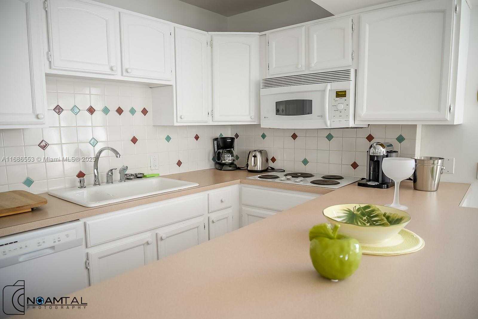 Small Image of 1390 OCEAN DR #201, Miami Beach Number 5