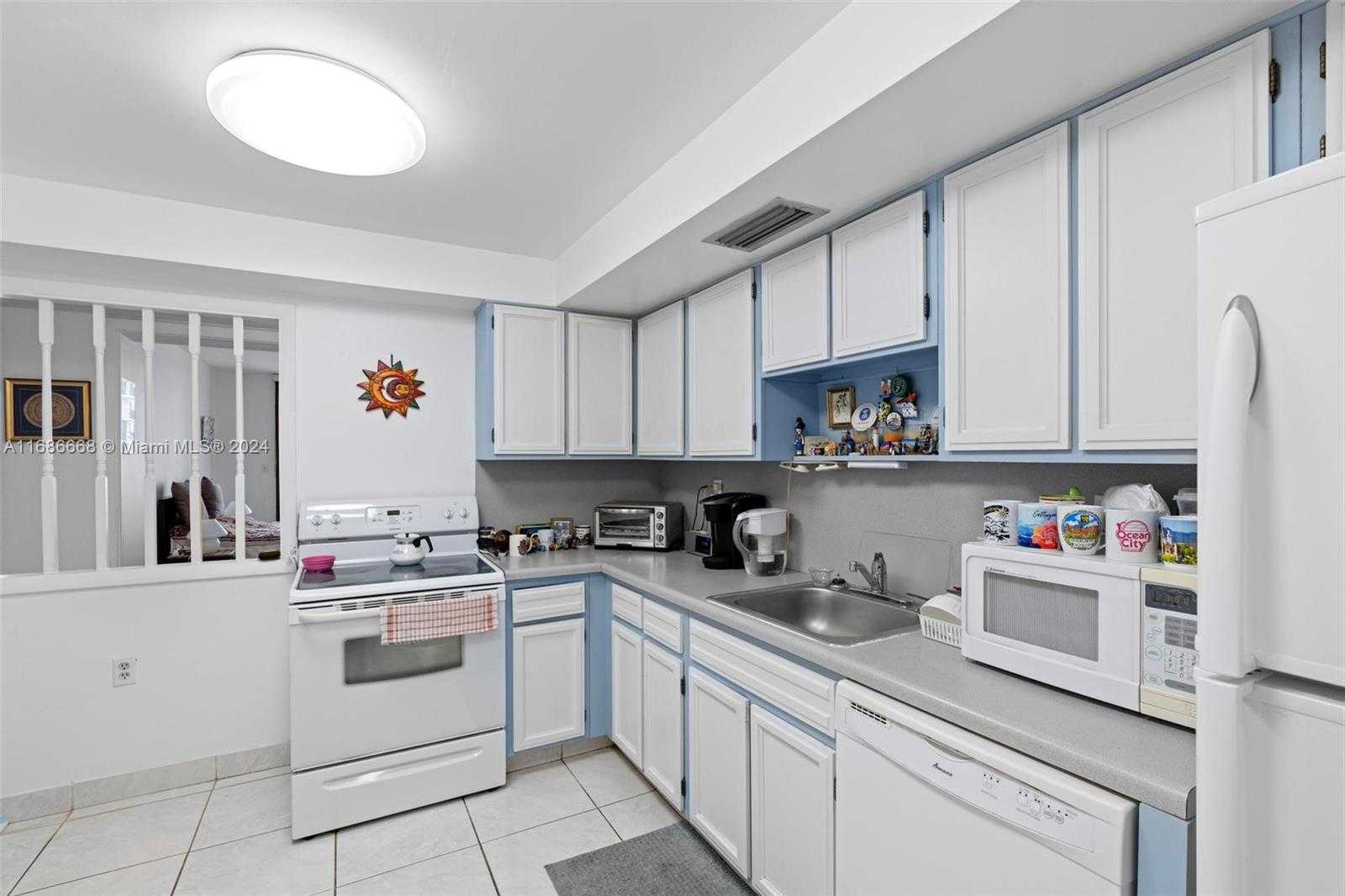 Small Image of 1600 SOUTH OCEAN DR #5J, Hollywood Number 3