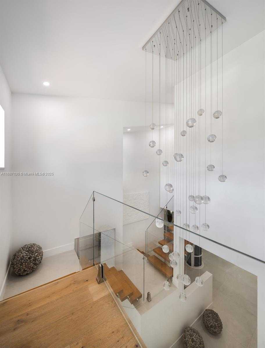 Small Image of 2000 SOUTH BAYSHORE DR #4, Coconut Grove Number 16