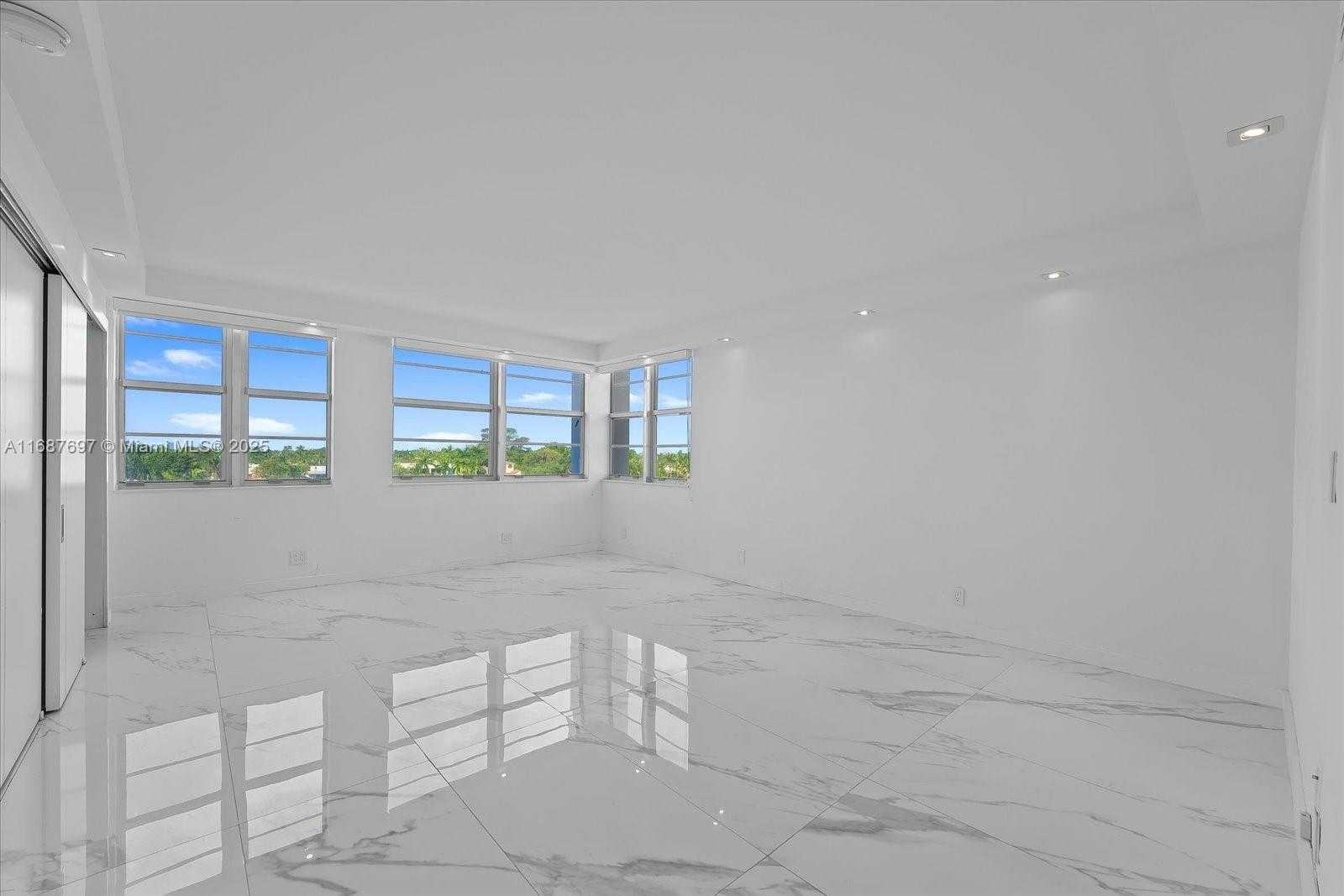Small Image of 5660 EAST COLLINS AVE #5E, Miami Beach Number 12