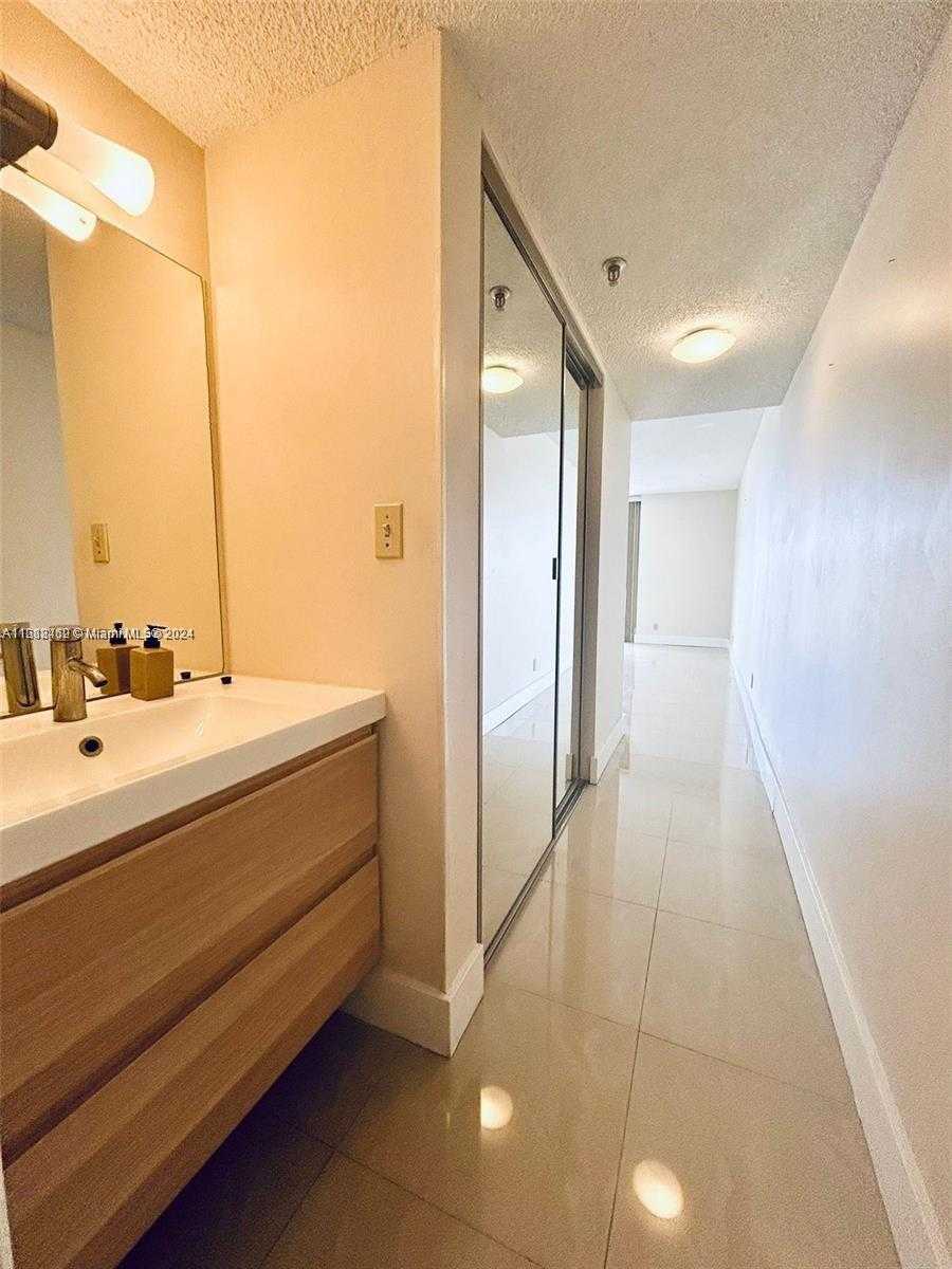 Small Image of 2625 #409, Miami Beach Number 6