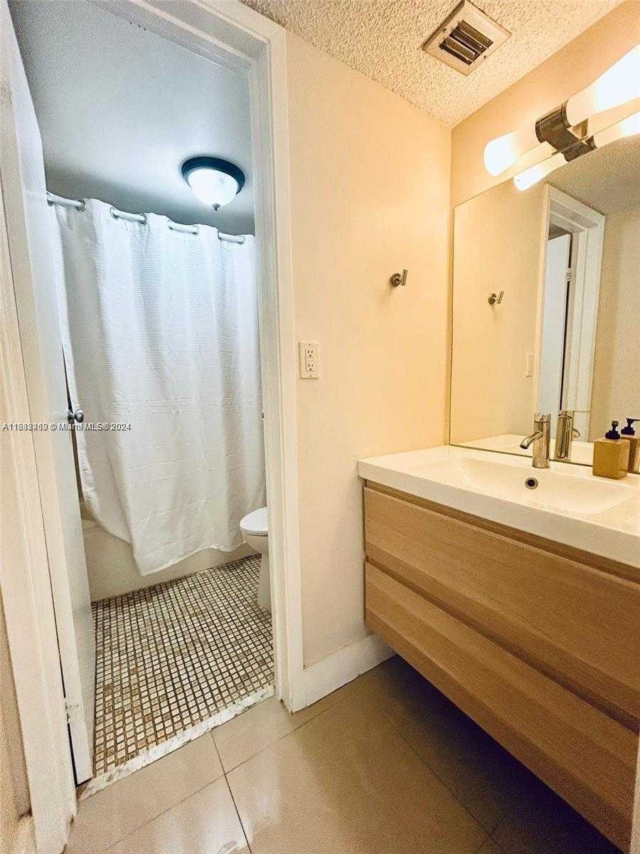 Small Image of 2625 #409, Miami Beach Number 7