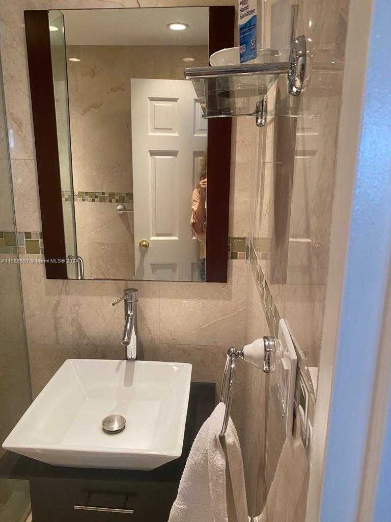 Small Image of 5401 COLLINS AVE #412, Miami Beach Number 15