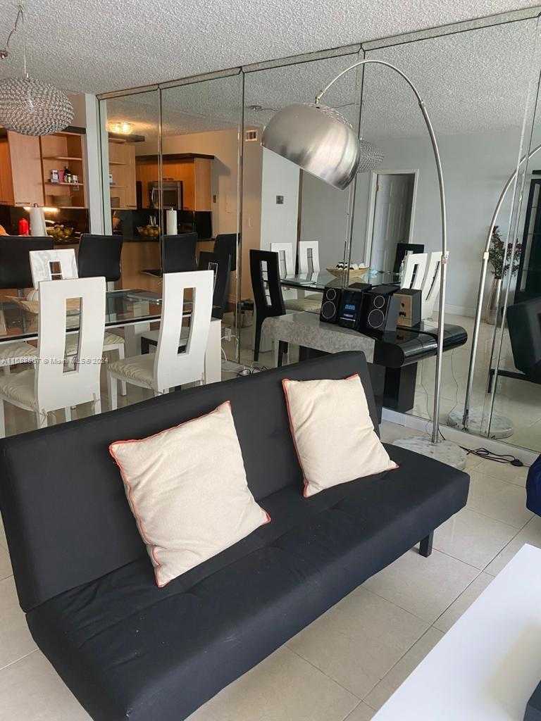 Small Image of 5401 COLLINS AVE #412, Miami Beach Number 4
