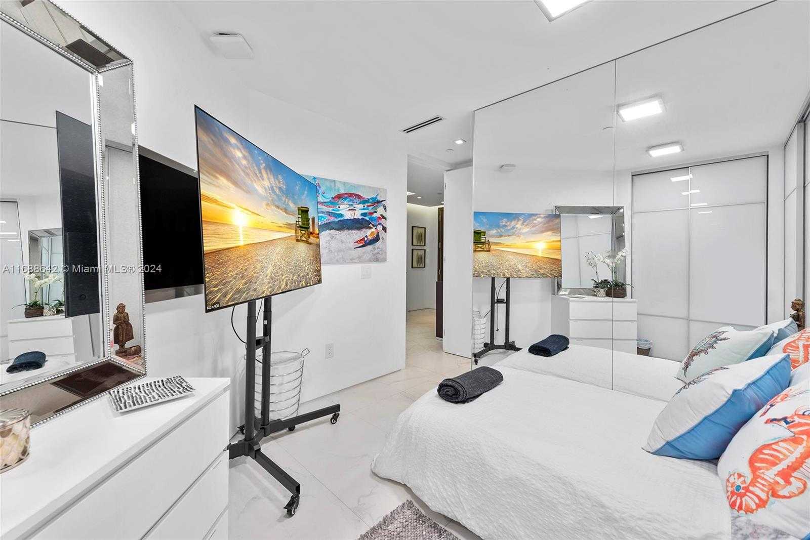 Small Image of 100 SOUTH POINTE DR #706, Miami Beach Number 37