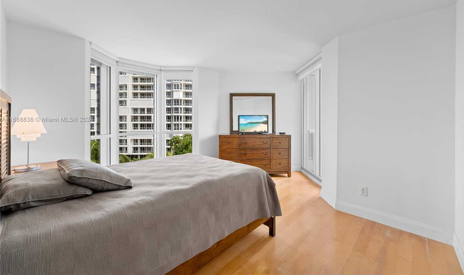 Small Image of 21055 YACHT CLUB DR #802, Aventura Number 17
