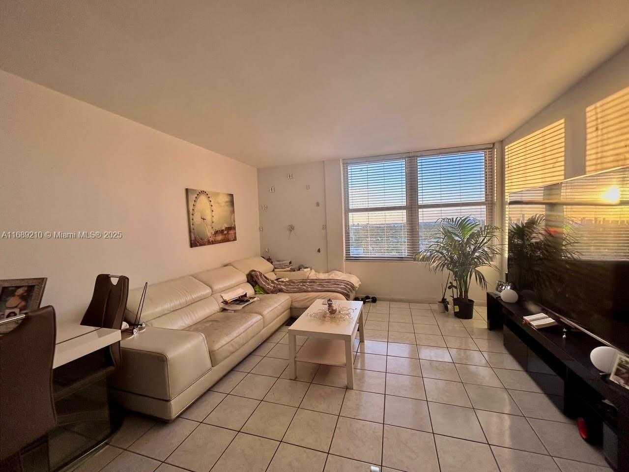 Small Image of 2899 COLLINS AVE #1448, Miami Beach Number 2