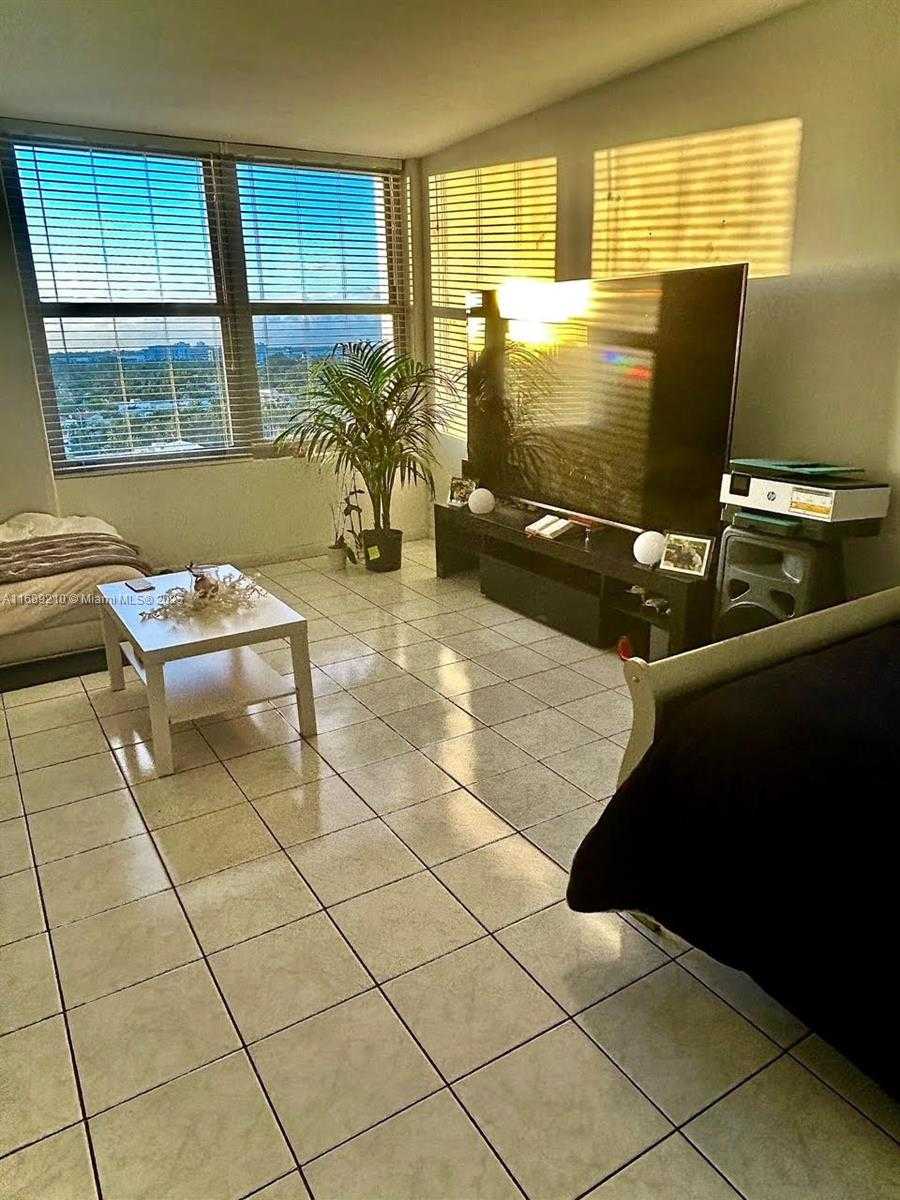 Small Image of 2899 COLLINS AVE #1448, Miami Beach Number 4
