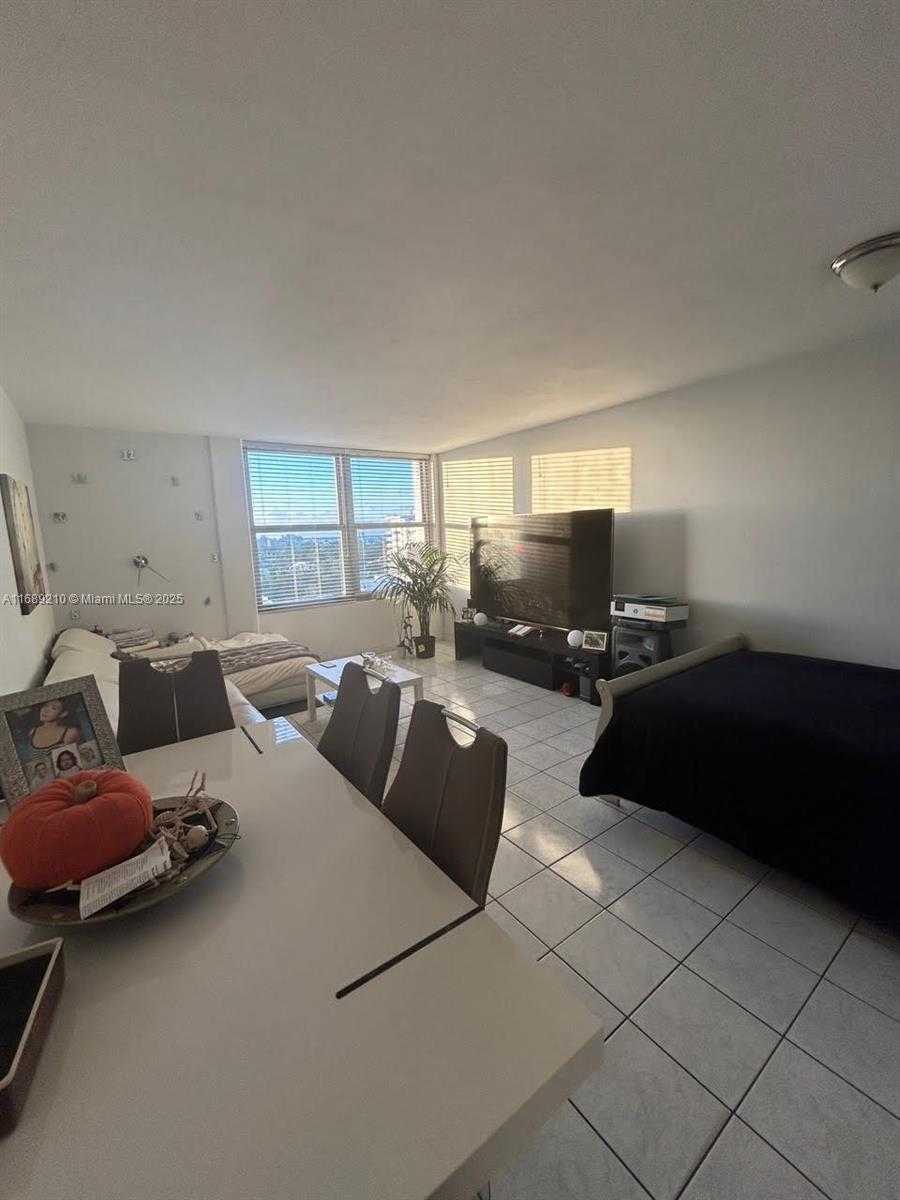 Small Image of 2899 COLLINS AVE #1448, Miami Beach Number 5