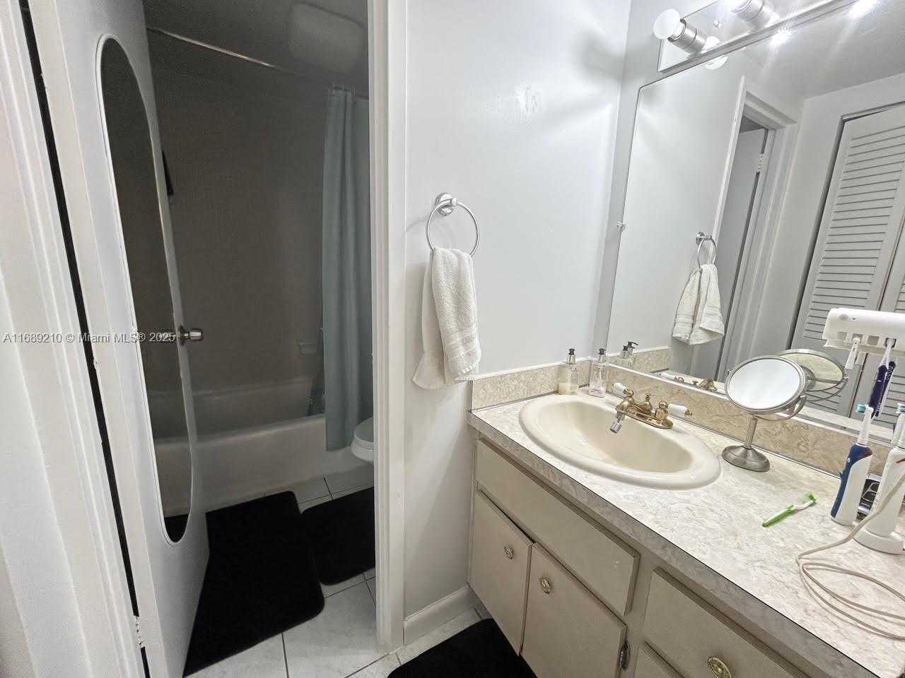 Small Image of 2899 COLLINS AVE #1448, Miami Beach Number 7