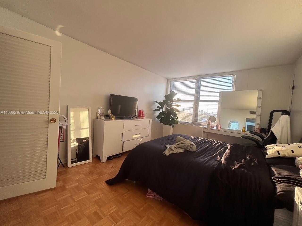 Small Image of 2899 COLLINS AVE #1448, Miami Beach Number 8