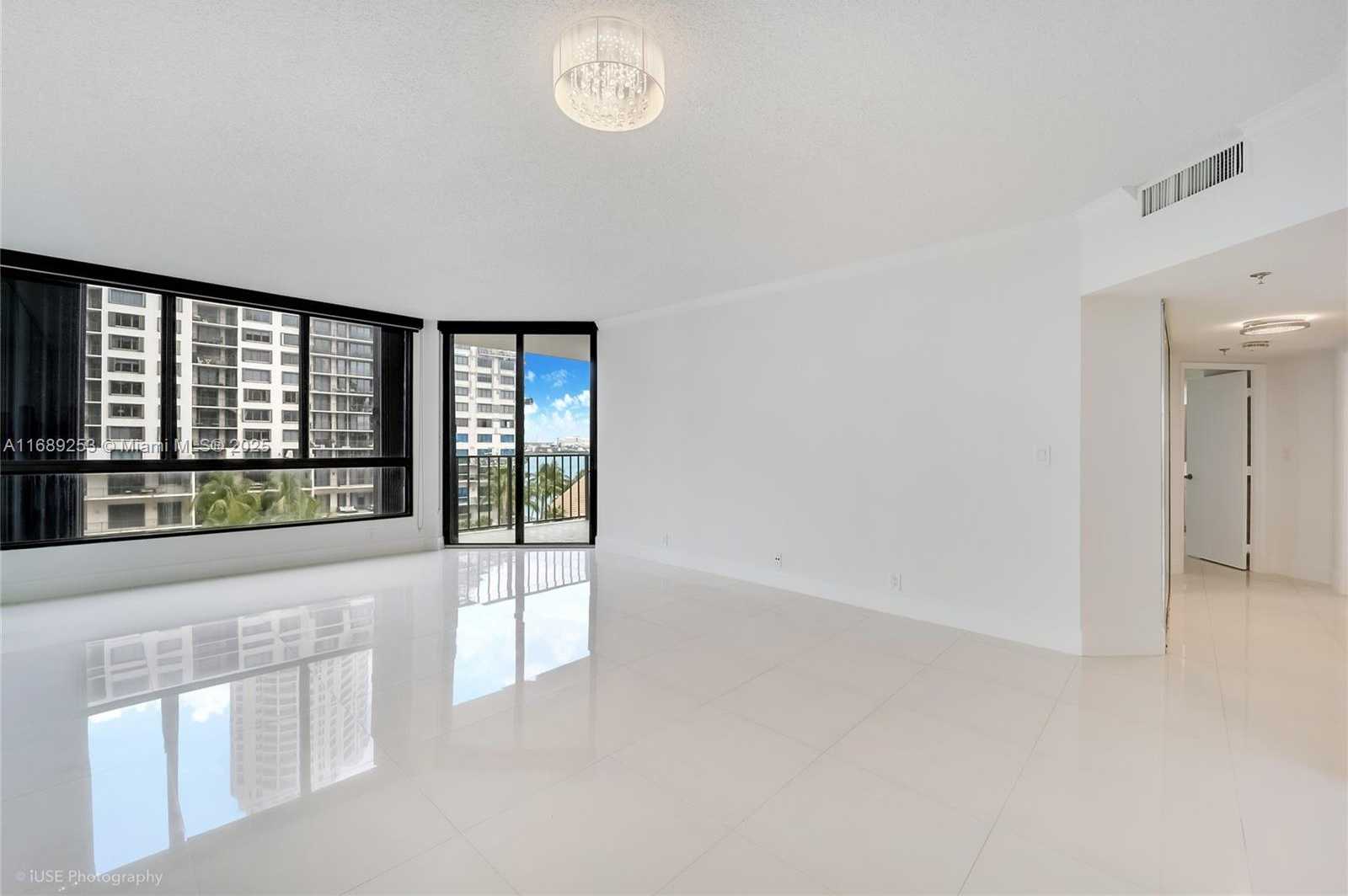 Small Image of 520 BRICKELL KEY DR #A802, Miami Number 3