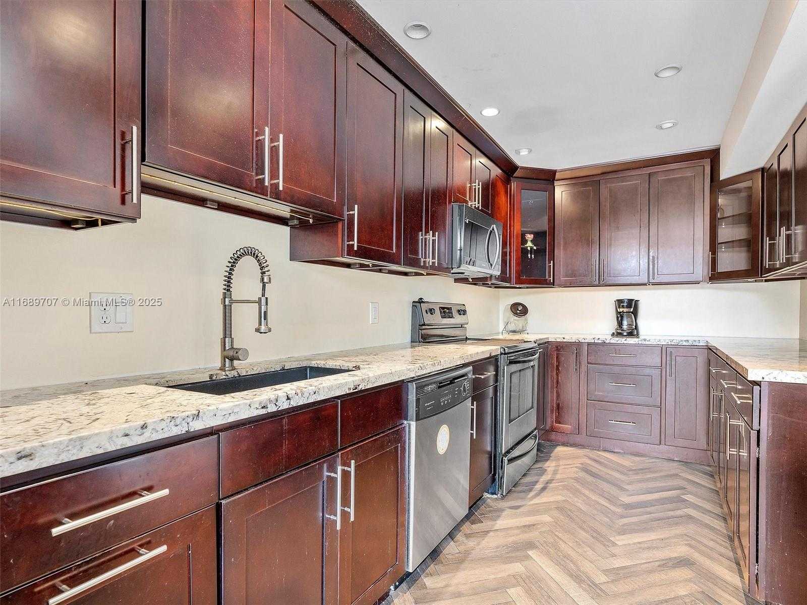 Small Image of 741 EAST COCO PLUM CIR #5, Plantation Number 2