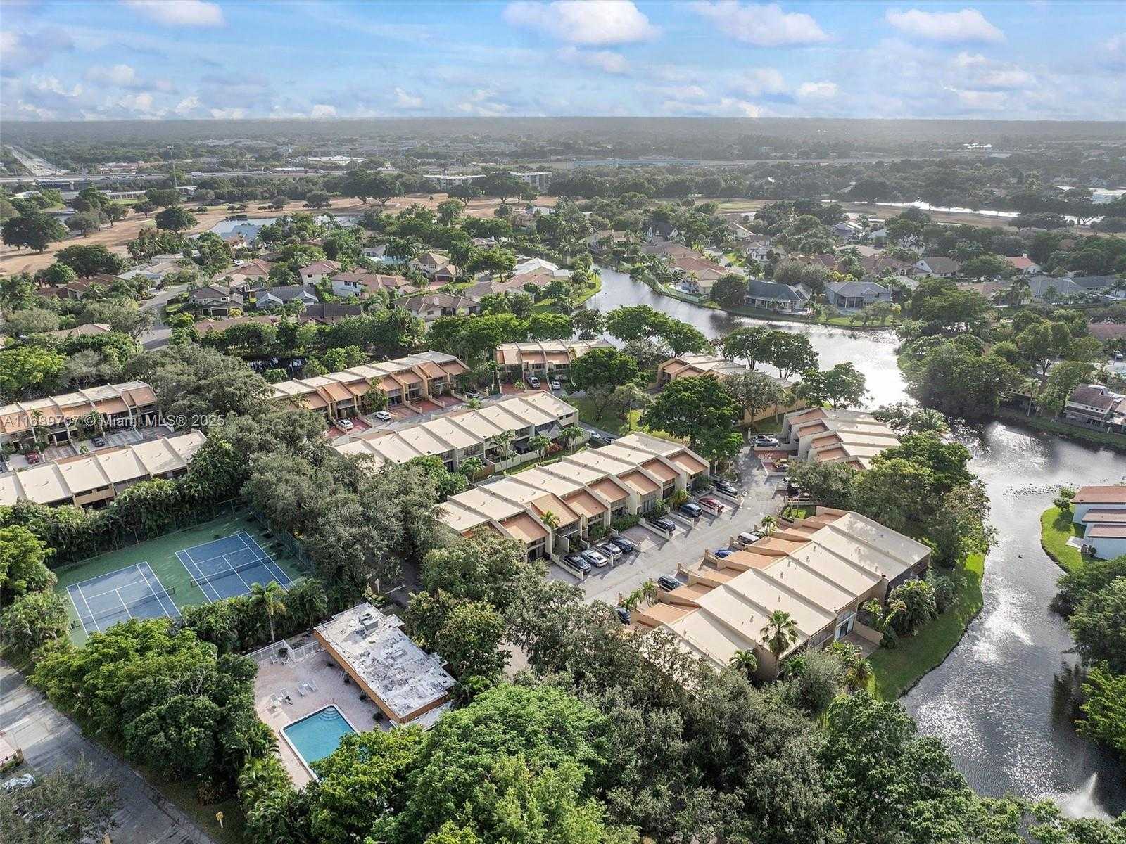 Small Image of 741 EAST COCO PLUM CIR #5, Plantation Number 41