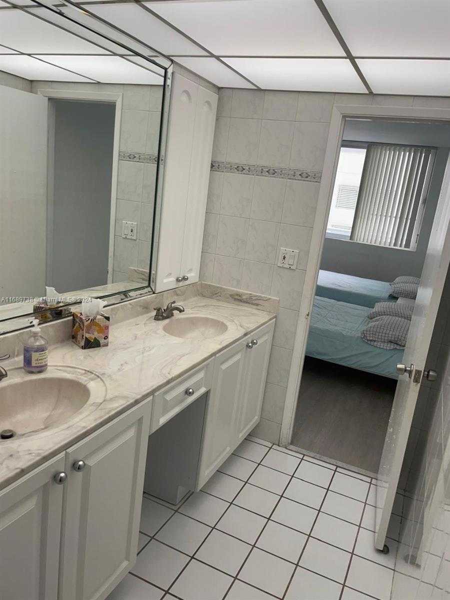 Small Image of 5005 COLLINS AVE #424, Miami Beach Number 13