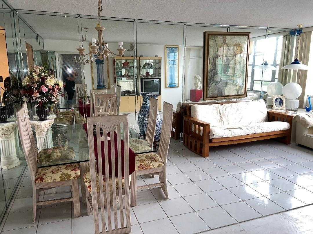 Small Image of 2025 NE 164th St, North Miami Beach, FL 33162, USA Number 11