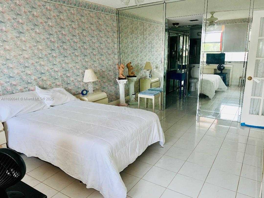 Small Image of 2025 NE 164th St, North Miami Beach, FL 33162, USA Number 12
