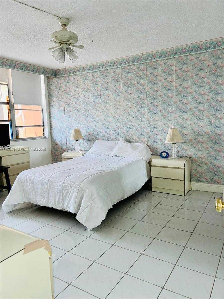 Small Image of 2025 NE 164th St, North Miami Beach, FL 33162, USA Number 13