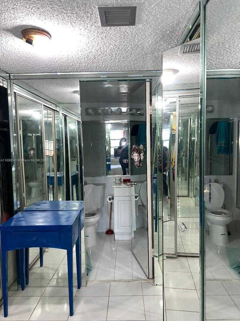 Small Image of 2025 NE 164th St, North Miami Beach, FL 33162, USA Number 15