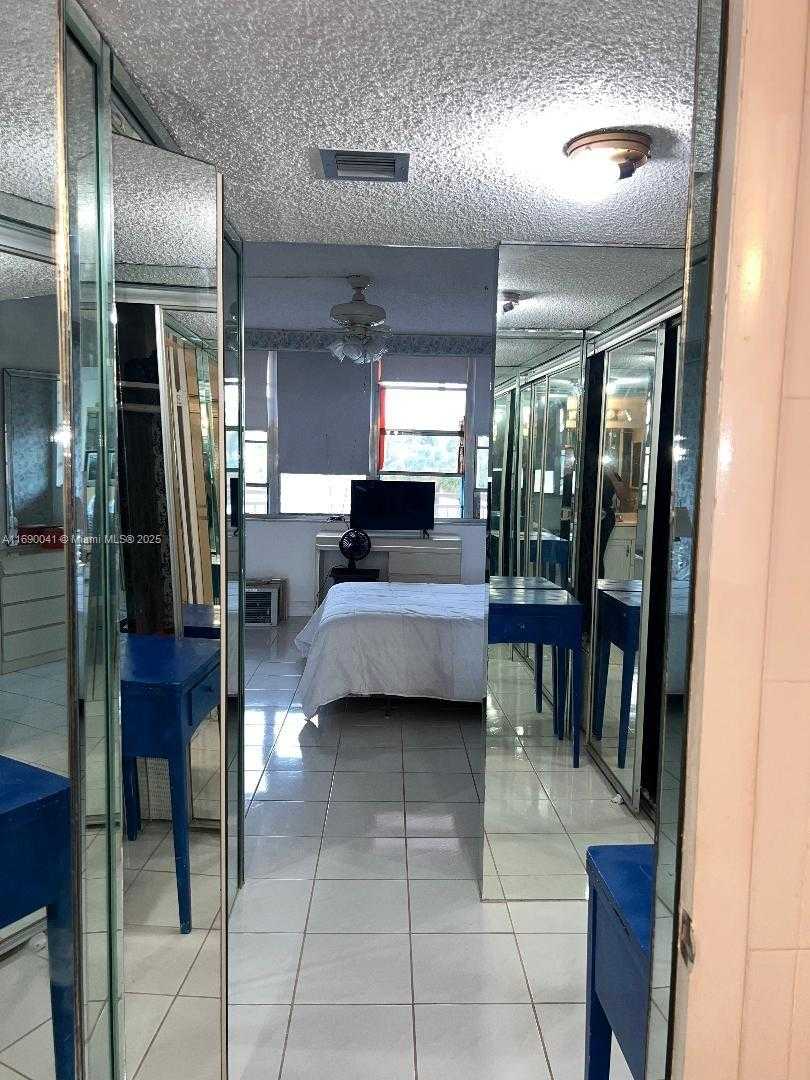 Small Image of 2025 NE 164th St, North Miami Beach, FL 33162, USA Number 16