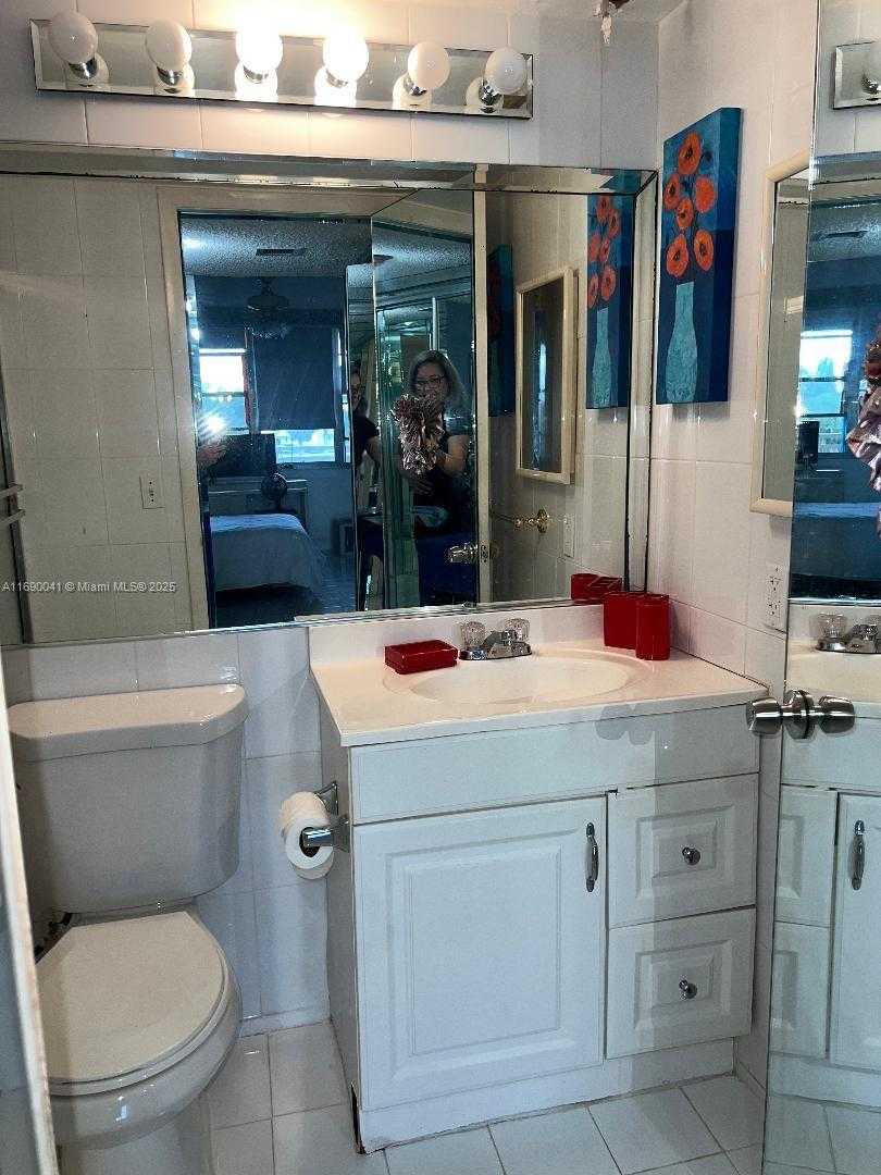 Small Image of 2025 NE 164th St, North Miami Beach, FL 33162, USA Number 17
