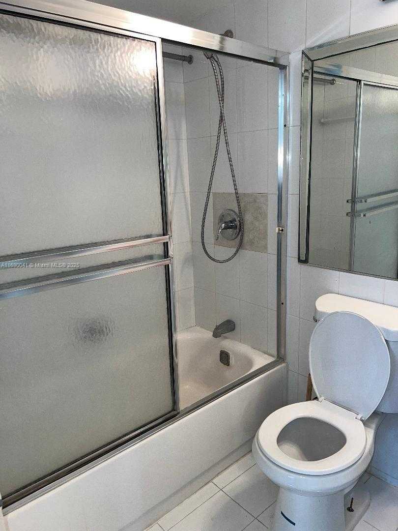 Small Image of 2025 NE 164th St, North Miami Beach, FL 33162, USA Number 18