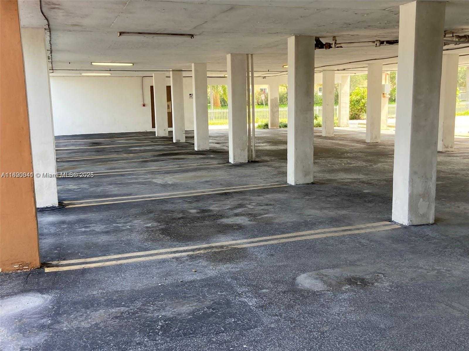 Small Image of 2025 NE 164th St, North Miami Beach, FL 33162, USA Number 20