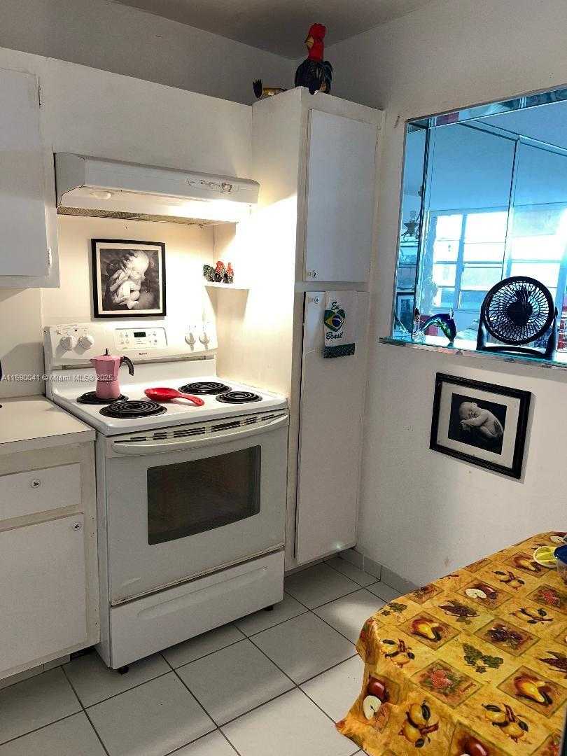 Small Image of 2025 NE 164th St, North Miami Beach, FL 33162, USA Number 4