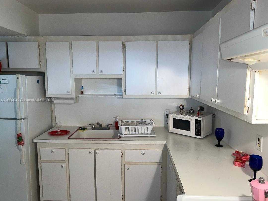 Small Image of 2025 NE 164th St, North Miami Beach, FL 33162, USA Number 6