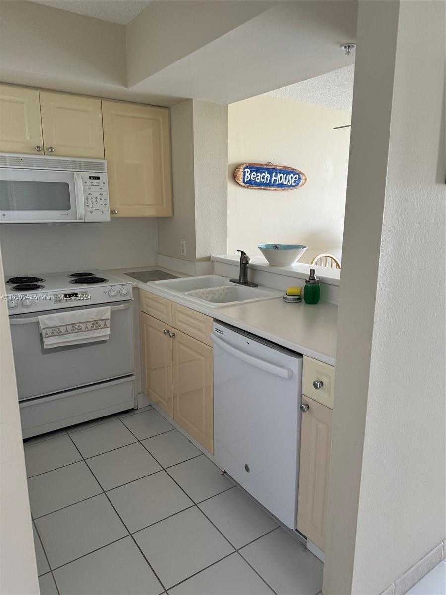 Small Image of 1800 #805, Miami Beach Number 8