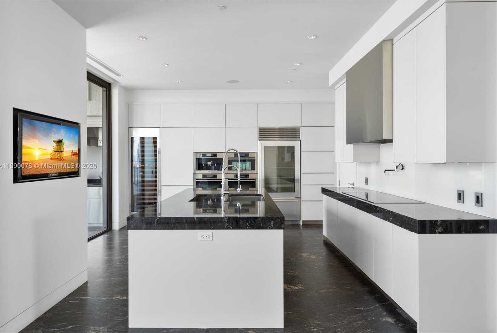 Small Image of 800 SOUTH POINTE DR #2002, Miami Beach Number 58