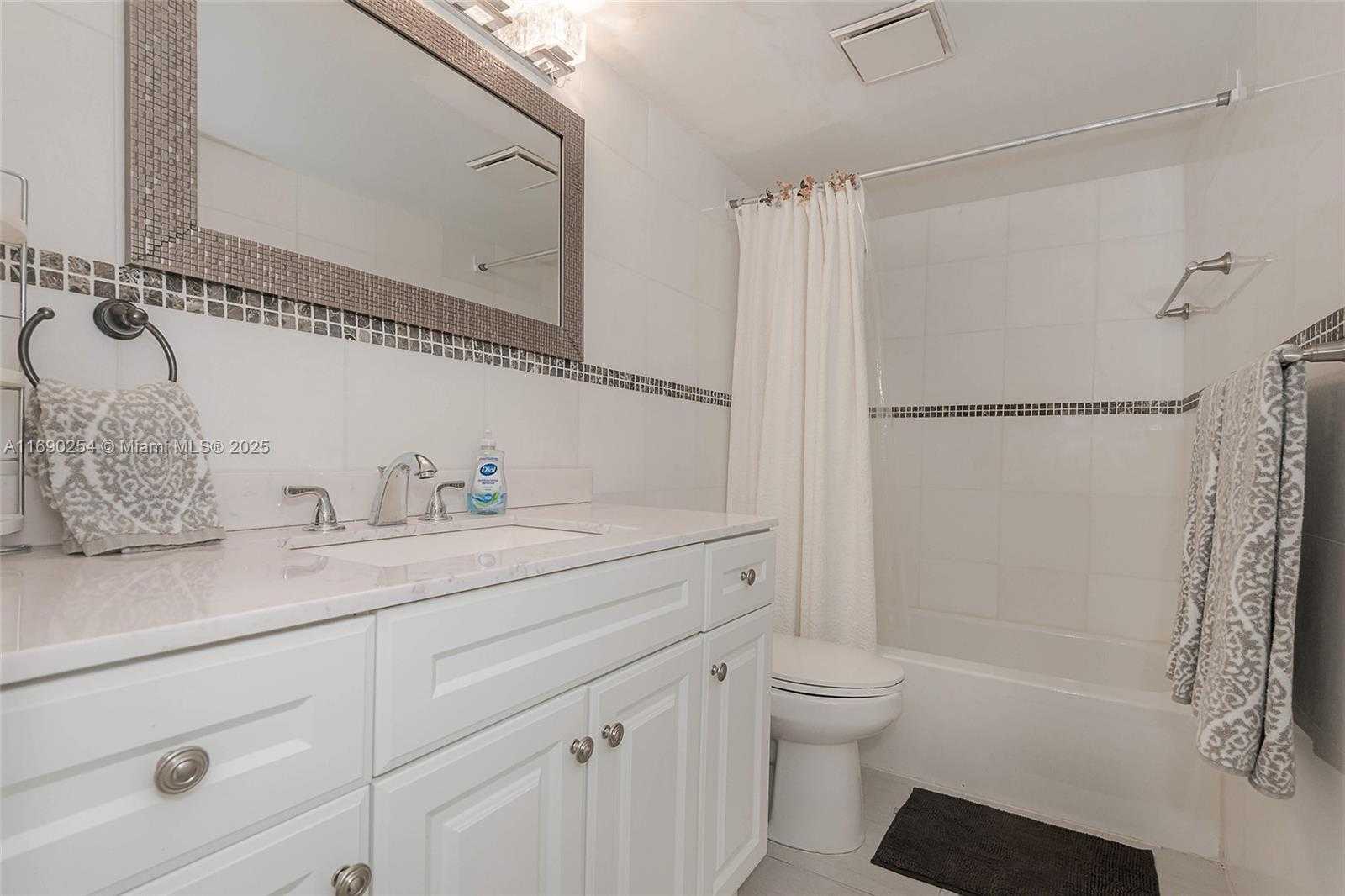 Small Image of 6700 CYPRESS RD #107, Plantation Number 27