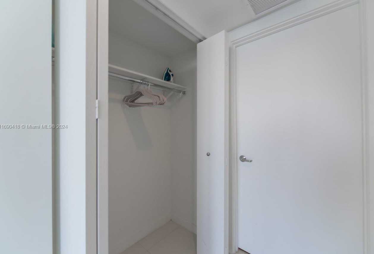 Small Image of 485 BRICKELL AVE #3708, Miami Number 25