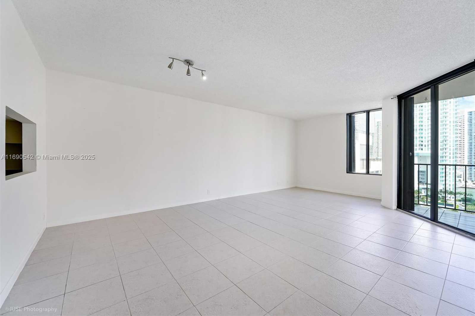 Small Image of 520 BRICKELL KEY DR #A1812, Miami Number 2