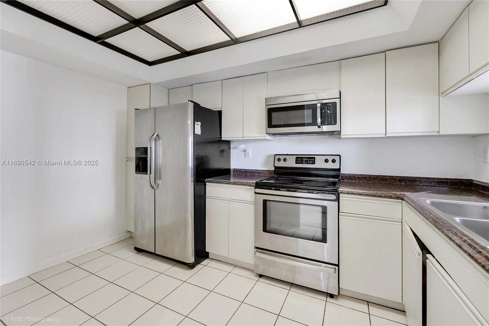 Small Image of 520 BRICKELL KEY DR #A1812, Miami Number 4