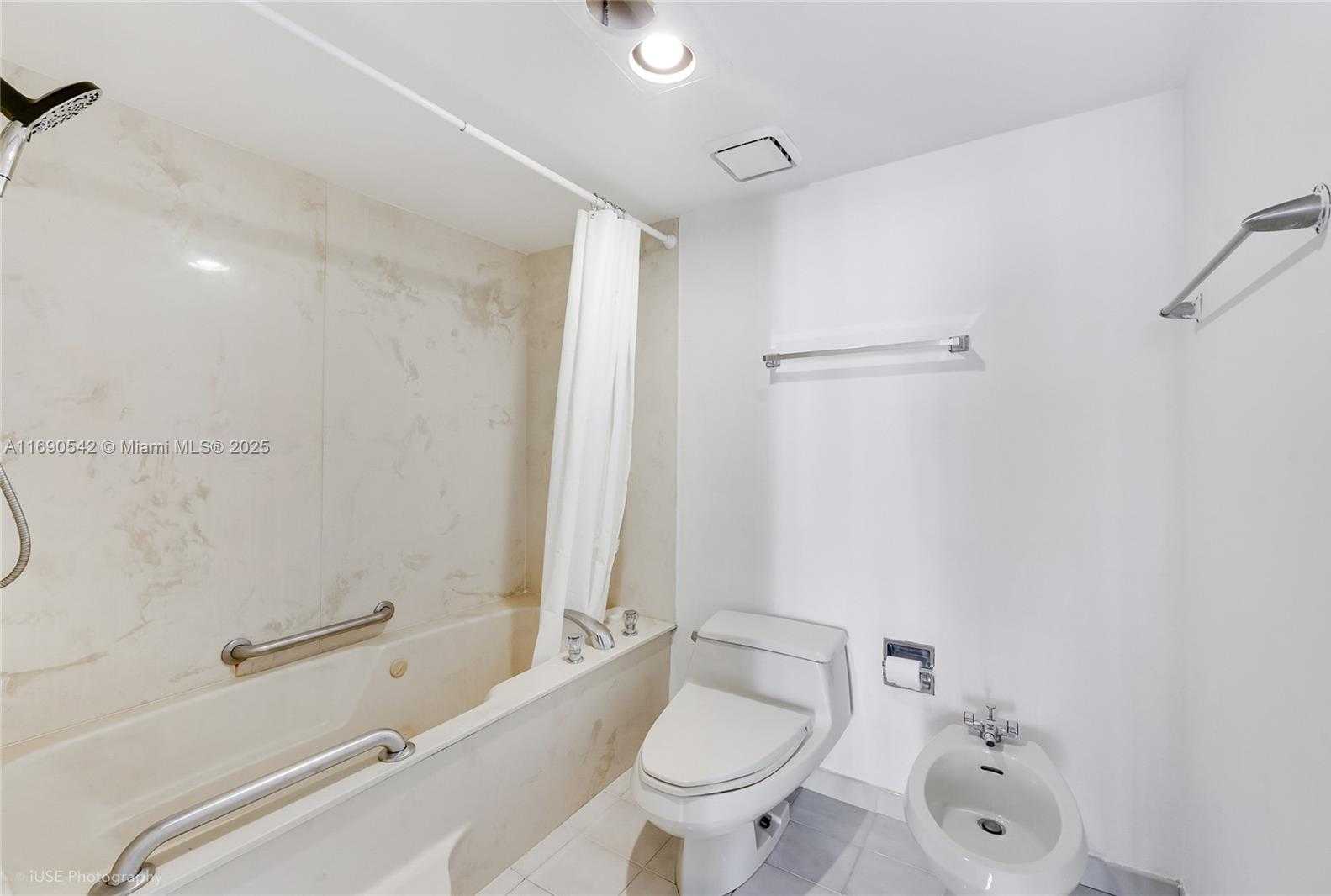 Small Image of 520 BRICKELL KEY DR #A1812, Miami Number 7
