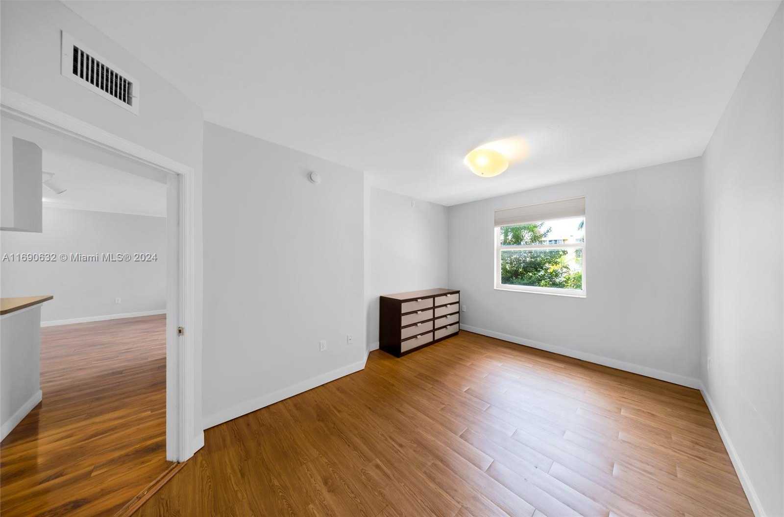 Small Image of 17125 N Bay Rd, Sunny Isles Beach, FL 33160, USA Number 10
