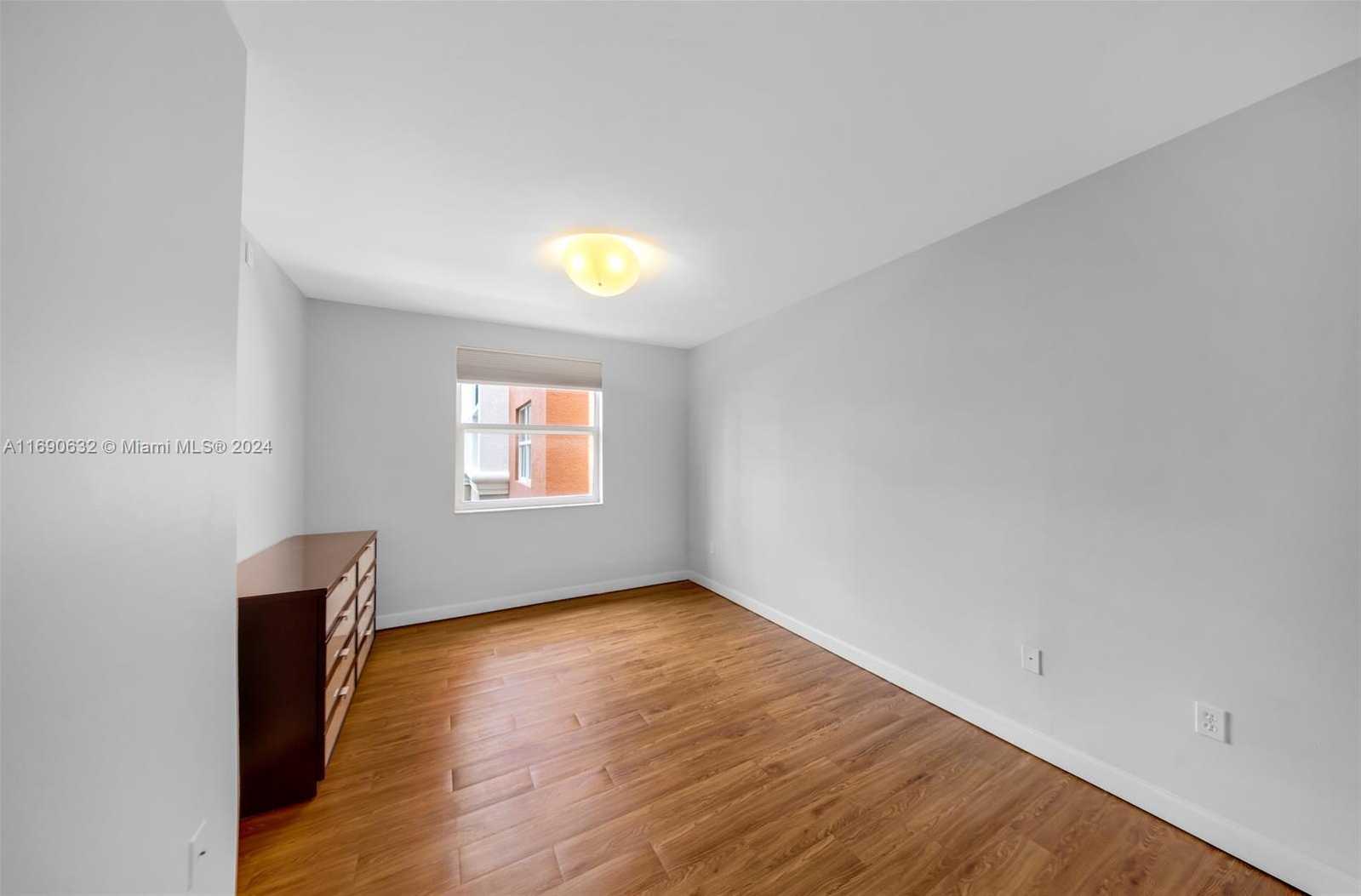 Small Image of 17125 N Bay Rd, Sunny Isles Beach, FL 33160, USA Number 11